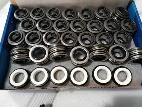 Mechanische afdichtingen gerangschikt op een dienblad